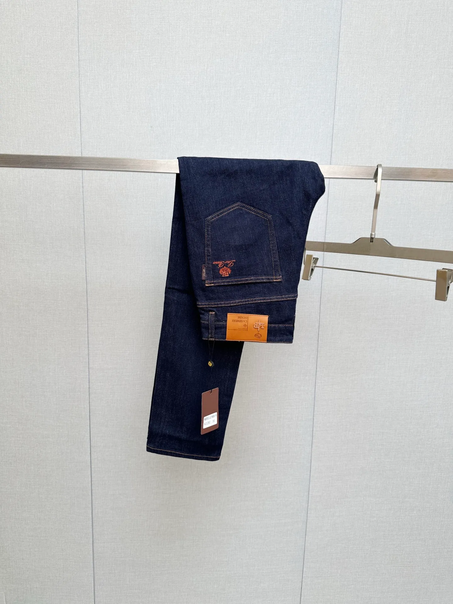 New products from LP counter, original jeans, made by original heavy industry, brand Classic LOGO design, complete with three standards! Original hardware accessories. The denim fabrics are customized at the counter and are completely matched to the counter. You are welcome to try them on before buying. Don’t be afraid of comparing good products. Sizes:28—40
